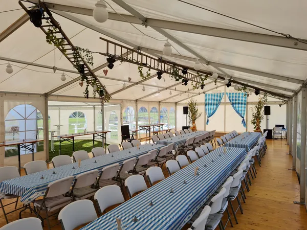 Bestuhlung und Tische bei einer Feier