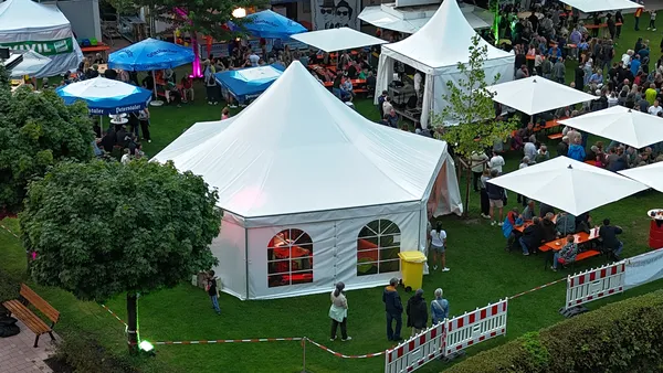 Klassisches Festzelt bei einer Feier