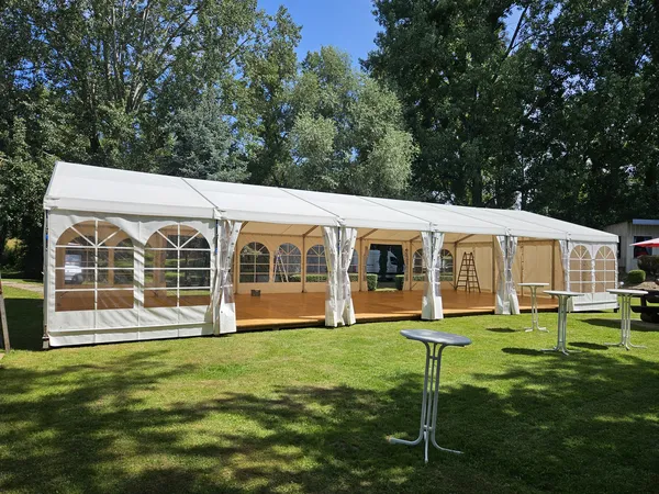 Klassisches Festzelt bei einer Feier