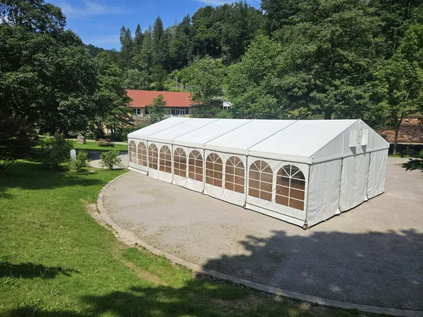 Klassisches Festzelt bei einer Feier