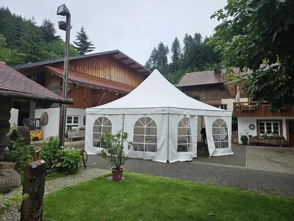 Klassisches Festzelt bei einer Feier