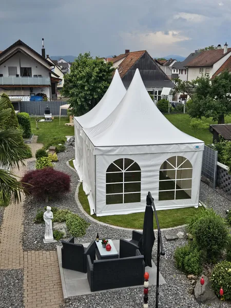 Klassisches Festzelt bei einer Feier