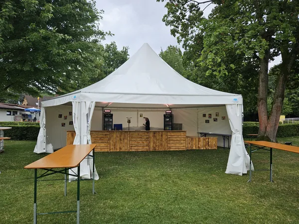 Klassisches Festzelt bei einer Feier