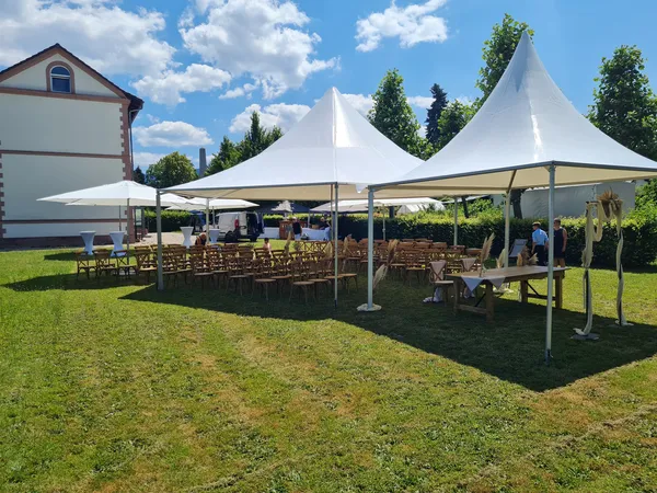 Klassisches Festzelt bei einer Feier
