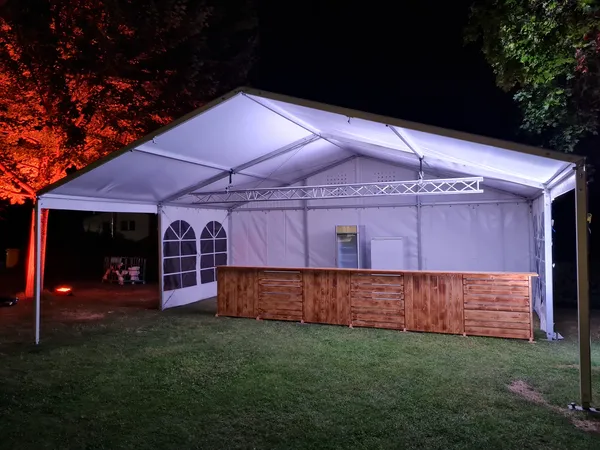 Klassisches Festzelt bei einer Feier