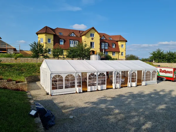 Klassisches Festzelt bei einer Feier