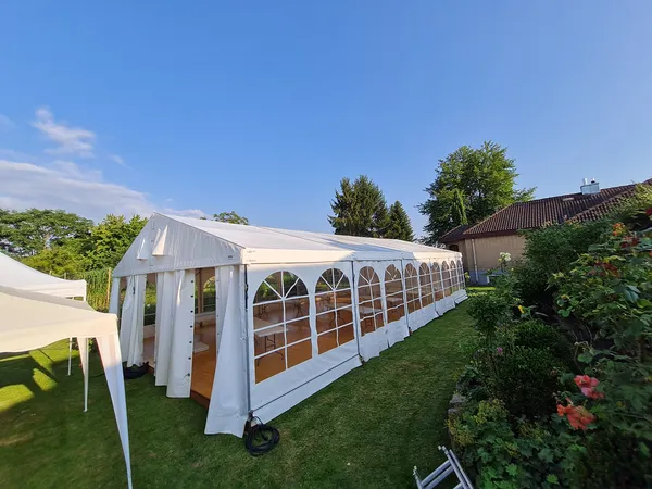 Klassisches Festzelt bei einer Feier