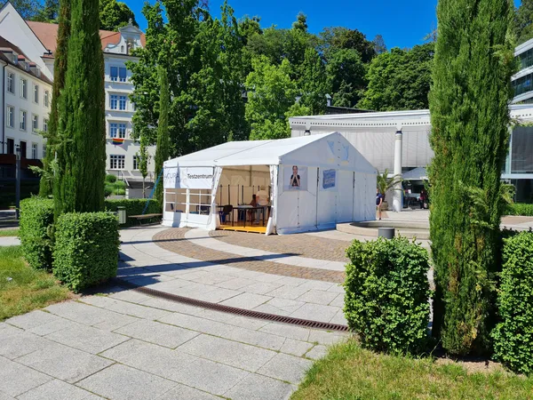 Klassisches Festzelt bei einer Feier