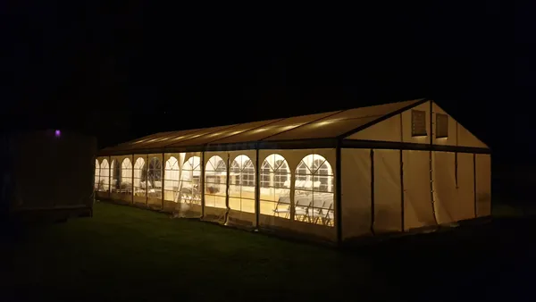 Klassisches Festzelt bei einer Feier