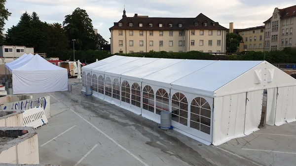 Klassisches Festzelt bei einer Feier