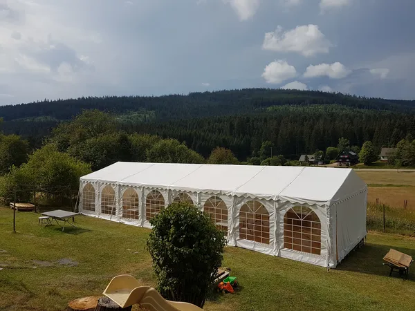 Klassisches Festzelt bei einer Feier
