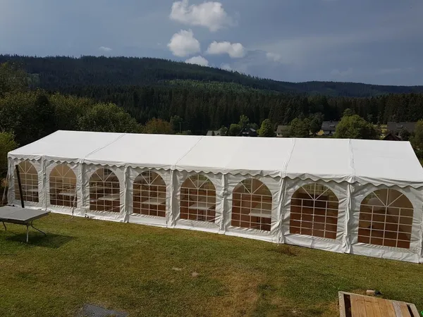 Klassisches Festzelt bei einer Feier