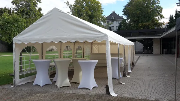 Klassisches Festzelt bei einer Feier