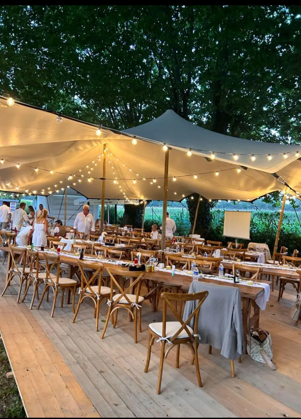 Beleuchtetes Stretchzelt am Abend